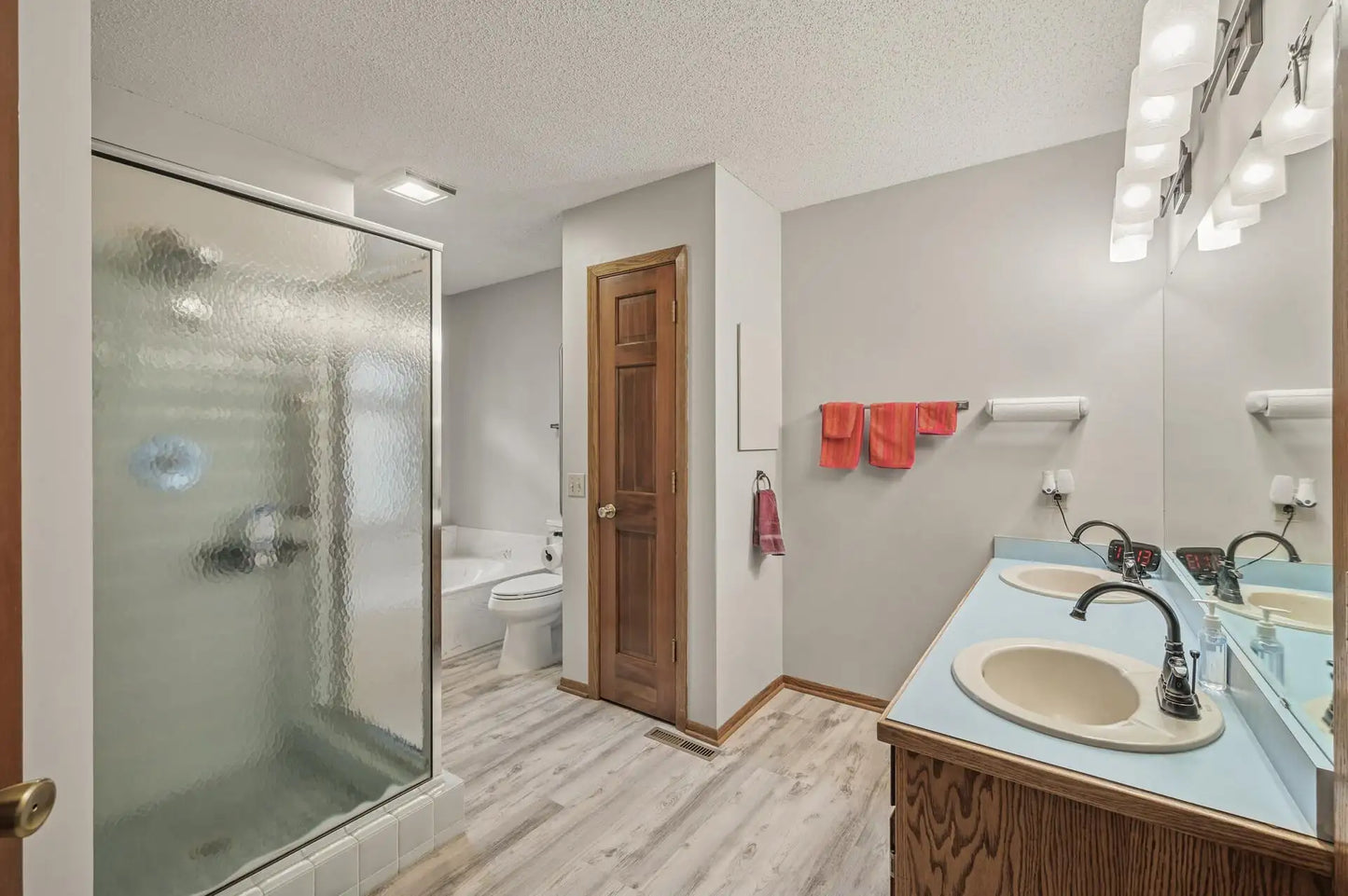 974 Winterberry Drive, Woodbury, MN 55125