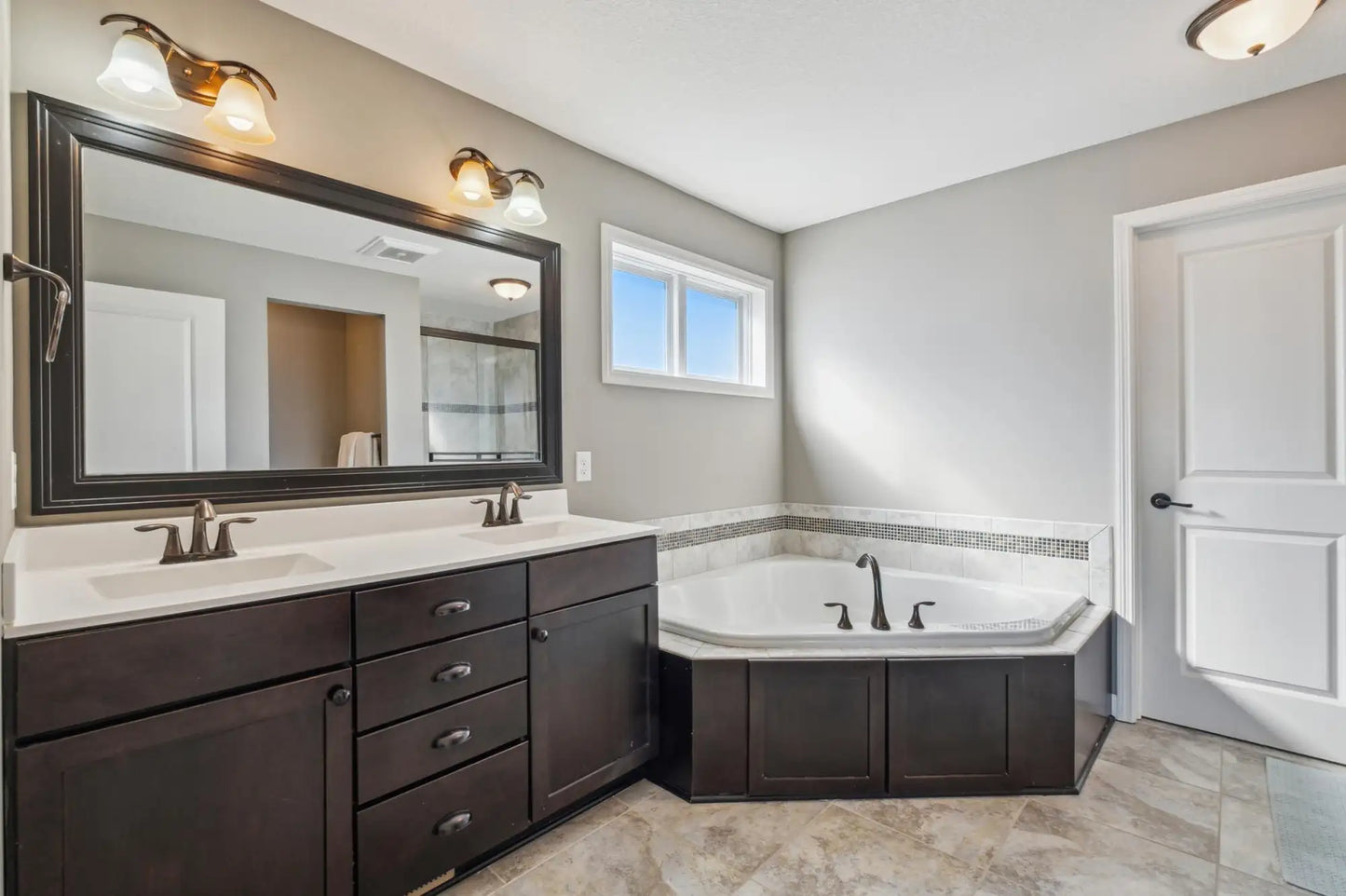 3400 Ridgestone Way, Woodbury, MN 55129