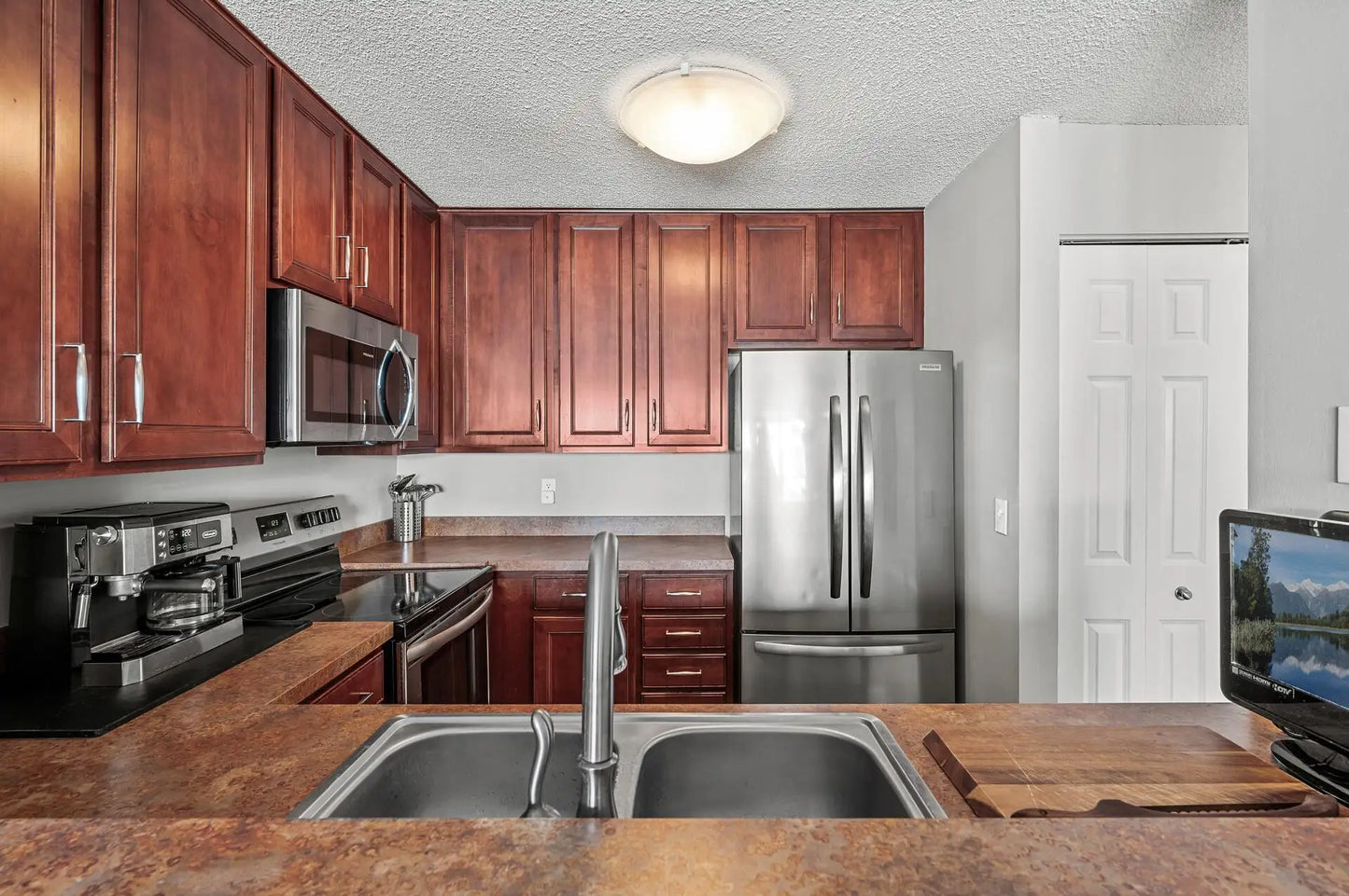 6020 Chasewood Parkway, Minnetonka, MN 55343