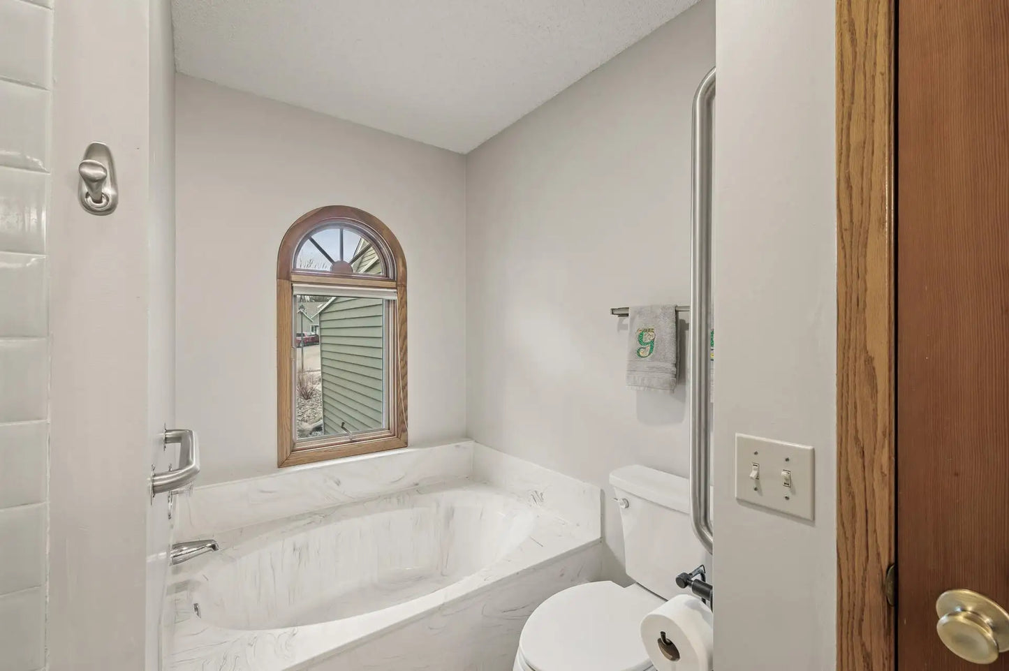 974 Winterberry Drive, Woodbury, MN 55125