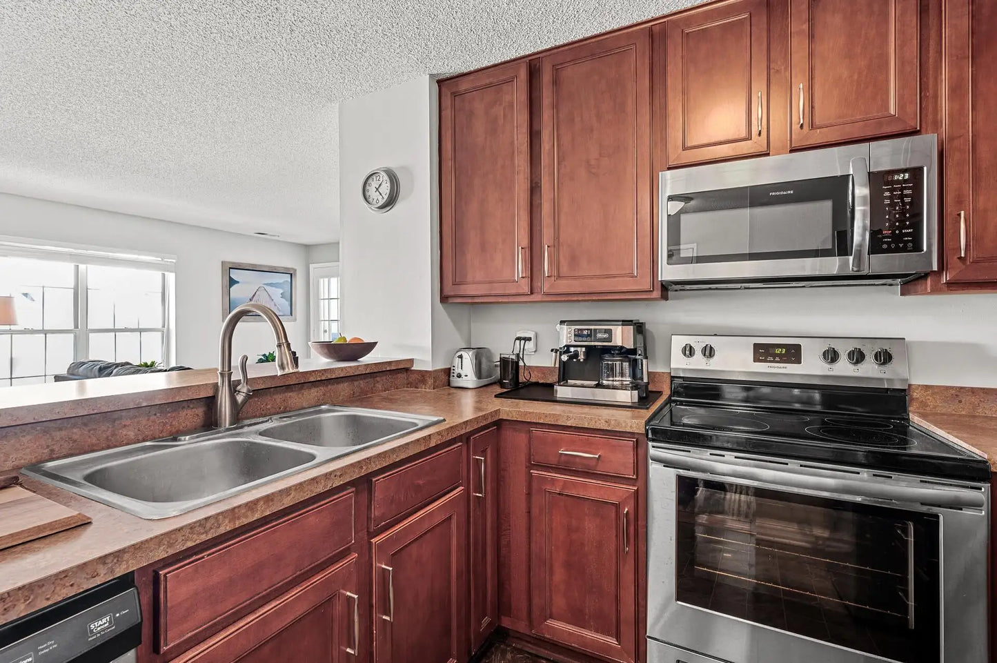 6020 Chasewood Parkway, Minnetonka, MN 55343