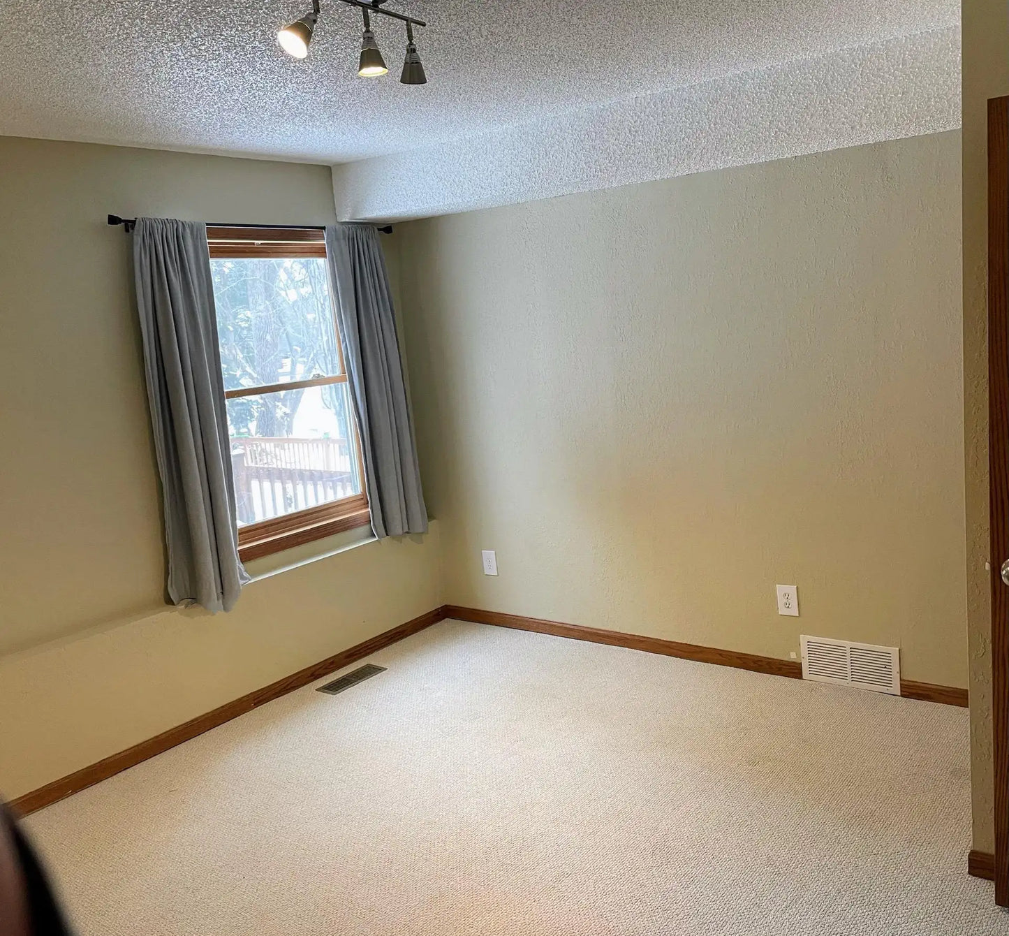 8948 Pinehurst Road, Woodbury, MN 55125
