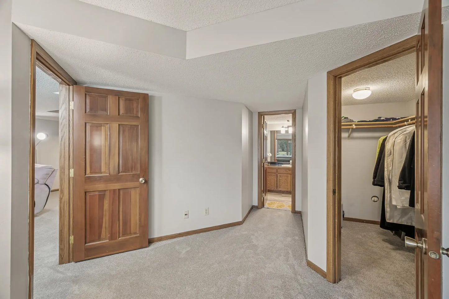 974 Winterberry Drive, Woodbury, MN 55125
