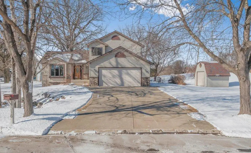 316 Pondview Lane, Chaska, MN 55318