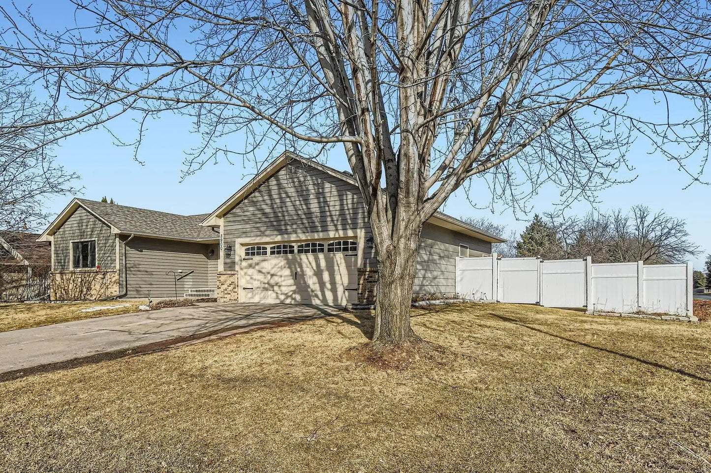 8900 Oakview Lane, Maple Grove, MN 55369