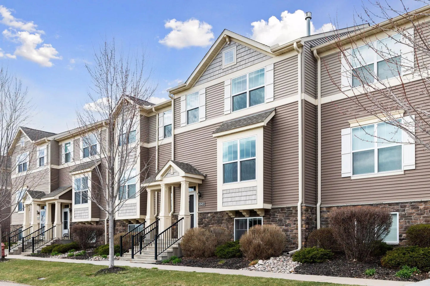 8949 Village Loop, Chanhassen, MN 55317