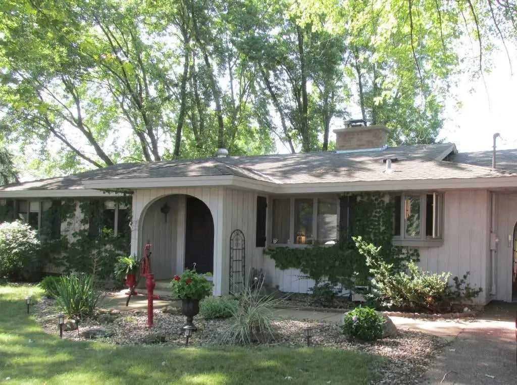 1611 63rd Street, Chanhassen, MN 55331