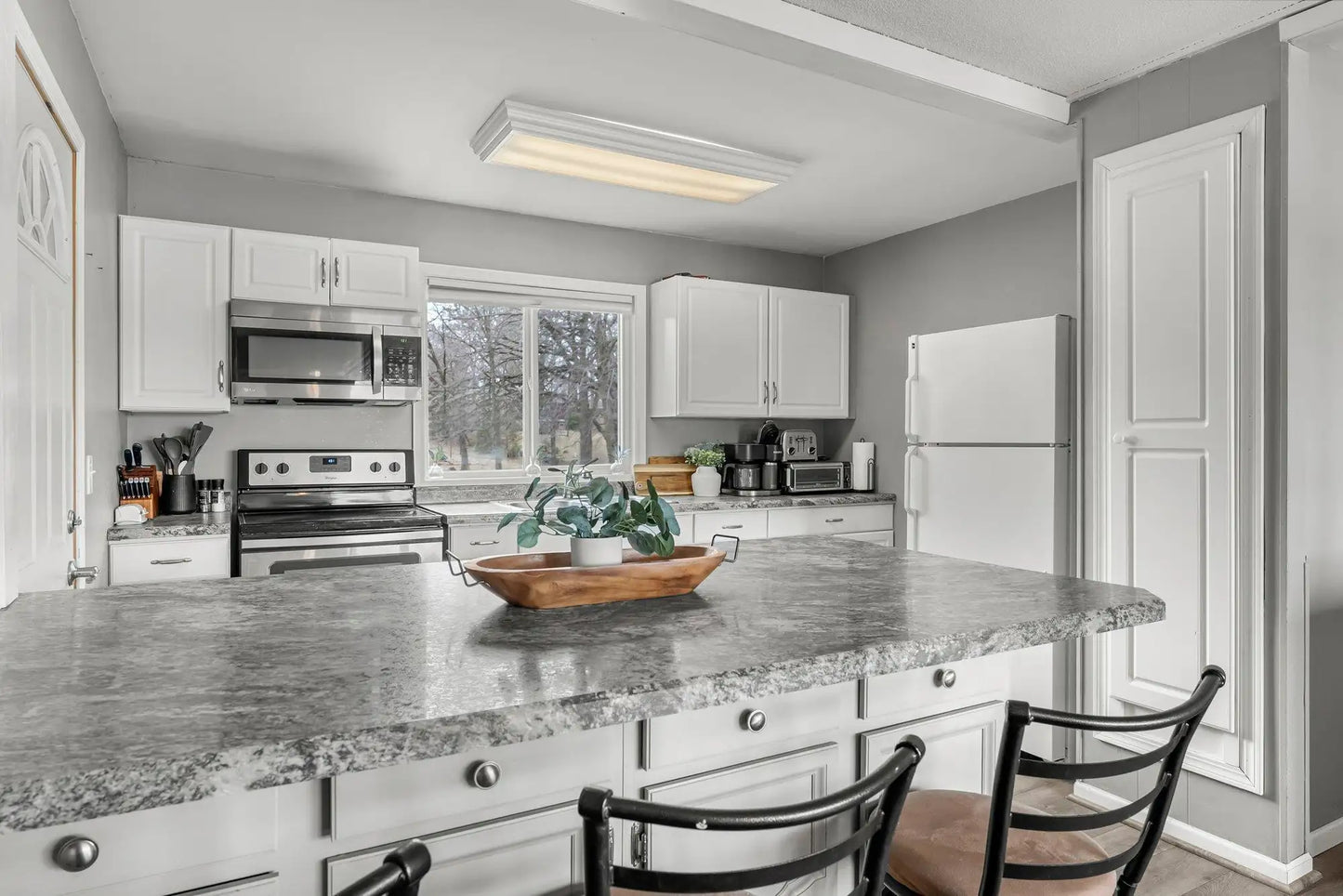 524 Lakeshore Circle, Annandale, MN 55302