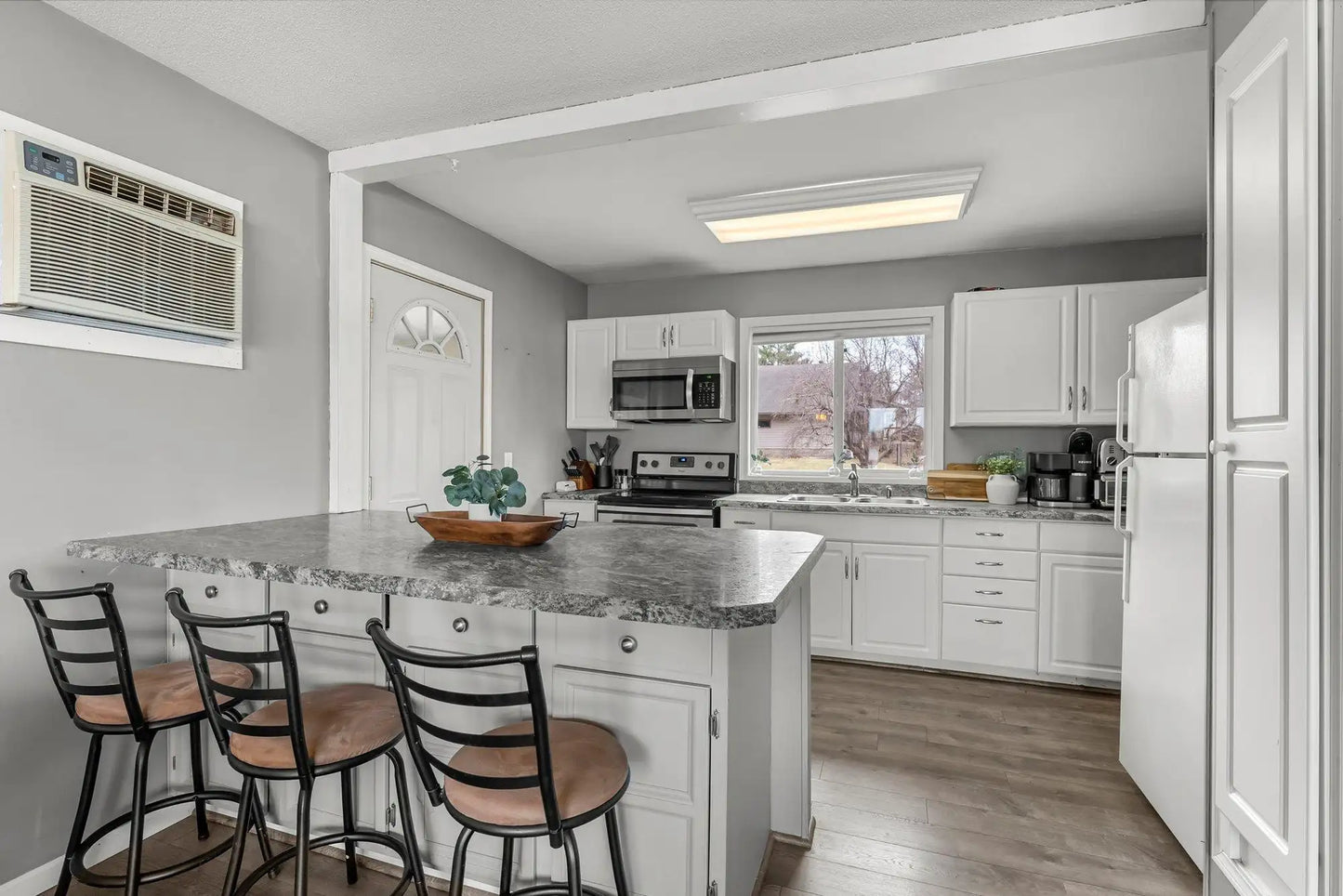 524 Lakeshore Circle, Annandale, MN 55302